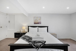 Sunny Beam Guest Suite with Parking and Kitchenette